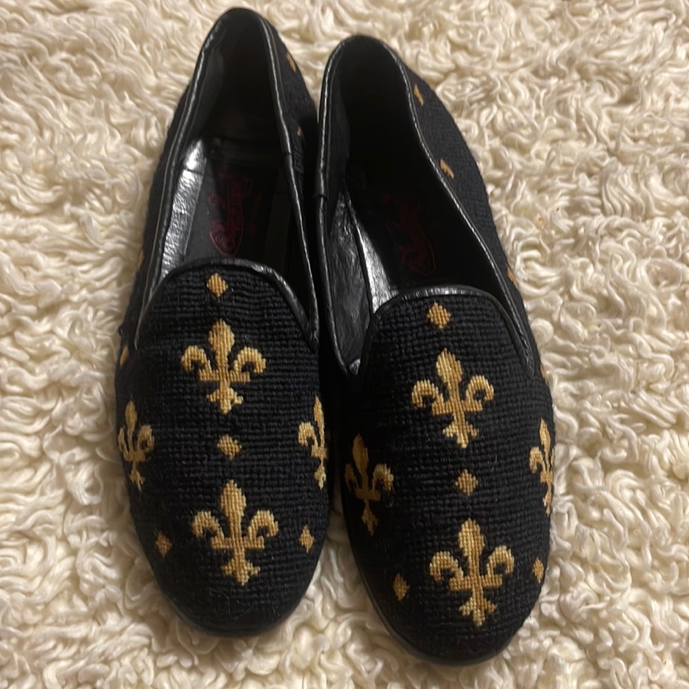 PAIGE HAND-STITCHED NEEDLEPOINT LOAFER BLACK FLEUR DE LIS